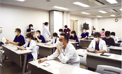 当センターでは患者さまの治療方針の決定と情報共有のため、毎週カンファレンスを行っています。
